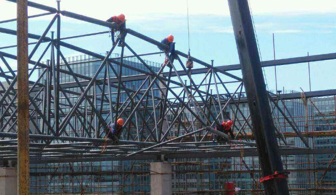 天门论网架装配施工中搭设脚手架应当留神的事故